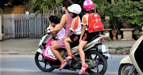 tre nho va hoc sinh bang xe may ng 1685355312716163238180 11 0 386 600 crop 16853554732291481181591